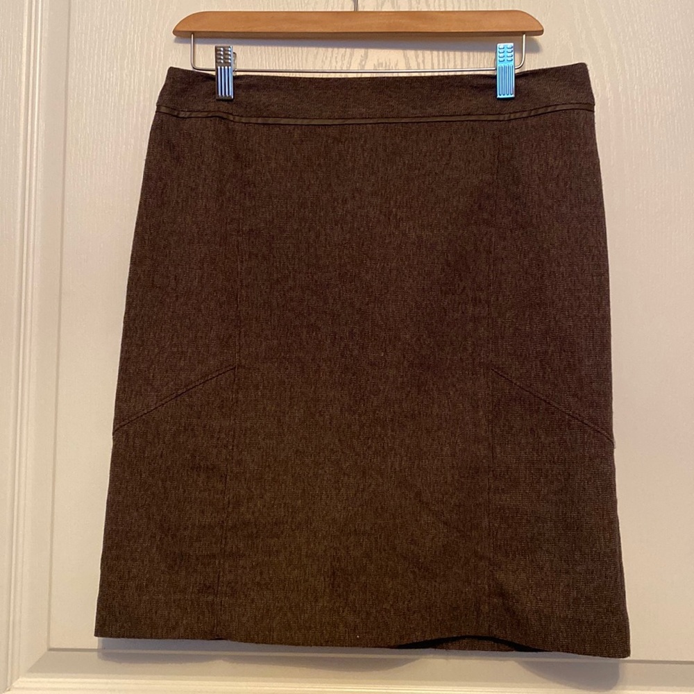 VanHeusen Brown Stretch Skirt Back zipper & slit. Size 6 Gently worn